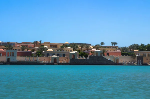 美丽的海岸线景色 在红海上有房屋和酒店 埃及的旅游区 胡尔加达和它的传统 用于设计的库存照片 — 图库照片