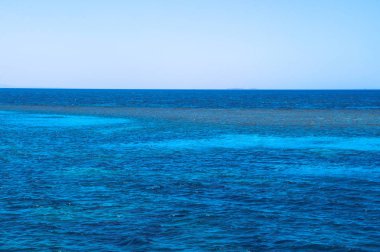 Güzel mavi deniz yüzeyi gökyüzü ile. Oceanic ıssız, yalnız tema arka plan için. Turizm tasarımı için hazır fotoğraf