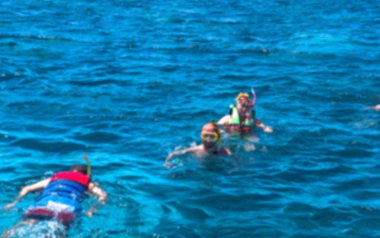 Oyun banyo güzel bulanık mavi deniz. Ocean Tema arka plan için insanlarla. Turizm tasarımı için hazır fotoğraf