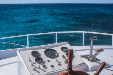 Direksiyon simidi eski bir yat. Beyaz gemi ve Tamam okyanus, deniz görüntüleyin. Turizm tasarımı için hazır fotoğraf