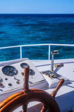 Direksiyon simidi eski bir yat. Beyaz gemi ve Tamam okyanus, deniz görüntüleyin. Turizm tasarımı için hazır fotoğraf