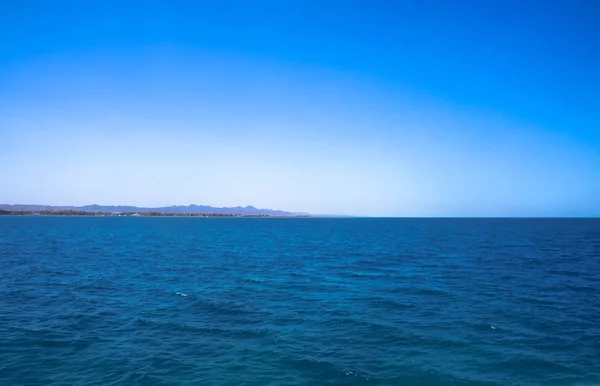 美丽的蓝色海面与天空 海洋荒芜 孤独的主题为背景 旅游设计的股票照片 — 图库照片