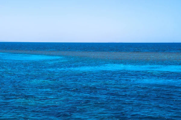 Smuk Blå Havoverflade Med Himlen Oceanic Øde Ensomme Tema Baggrund - Stock-foto