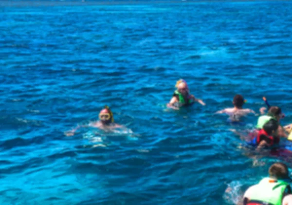 Belo Jogo Banho Azul Borrado Mar Oceano Tema Com Pessoas — Fotografia de Stock