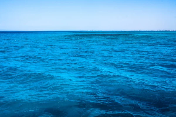 Hermosa Superficie Azul Del Mar Con Cielo Oceánico Desierto Tema — Foto de Stock