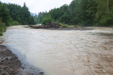 Güzel dağ nehir Avrupa Chati dünyanın bulutlu havalarda. Yağmur seli. Tasarım için stok fotoğraf