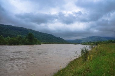 Güzel dağ nehir Avrupa Chati dünyanın bulutlu havalarda. Yağmur seli. Tasarım için stok fotoğraf