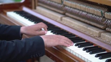 Piyano çalan müzisyen elleri. Romantik tema ile bir piyanist. Stok video