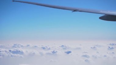 Uçan gökyüzü ve bulutlar deniz. Uçak lombar muhteşem manzaralı. Turizm hisse senedi video