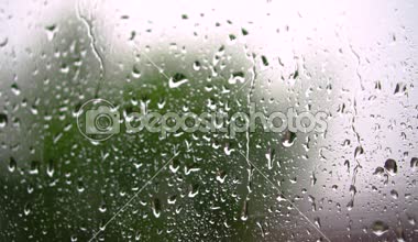 Yeşil ağaç arka planda penceresindeki yağmur damlaları. Bahar fırtına şehir. Stok video