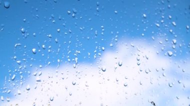 Yeşil ağaç arka planda penceresindeki yağmur damlaları. Bahar fırtına şehir. Stok video