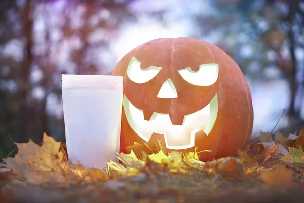 Gruseliger Halloween-Kürbis mit einer Kerze drinnen am Abend in gelbem Lithium. düster Feier Produkt Verpackungsvorlage — Stockfoto