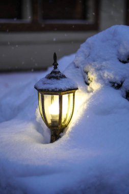 Karda güzel bir kış kompozisyonu. Fenerler Noel ve Yeni Yıl arifesinde karda parlar. Tasarım için arkaplan.