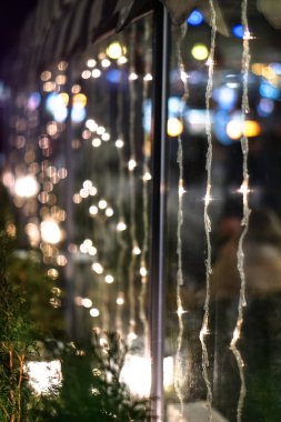 Noel arkaplanı, çelenkler ve bokeh. Çok renkli bir yeni yıl resmi. Tasarım için soyut resim