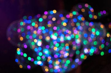 Noel arkaplanı, çelenkler ve bokeh. Çok renkli bir yeni yıl resmi. Tasarım için soyut resim