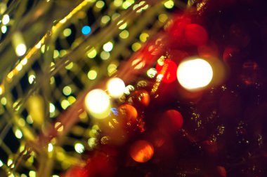 Noel arkaplanı, çelenkler ve bokeh. Çok renkli bir yeni yıl resmi. Tasarım için soyut resim