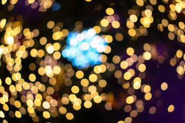 Noel arkaplanı, çelenkler ve bokeh. Çok renkli bir yeni yıl resmi. Tasarım için soyut resim