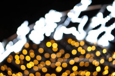 Noel arkaplanı, çelenkler ve bokeh. Çok renkli bir yeni yıl resmi. Tasarım için soyut resim