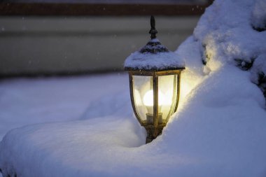 Karda güzel bir kış kompozisyonu. Fenerler Noel ve Yeni Yıl arifesinde karda parlar. Tasarım için arkaplan.
