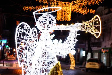 Noel arkaplanı, çelenkler ve bokeh. Çok renkli bir yeni yıl resmi. Tasarım için soyut resim