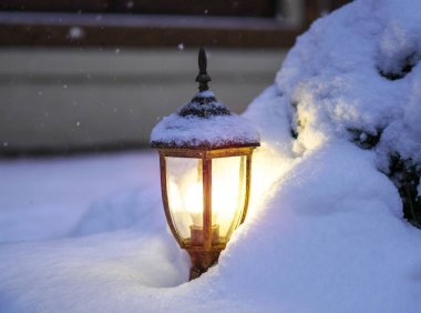 Karda güzel bir kış kompozisyonu. Fenerler Noel ve Yeni Yıl arifesinde karda parlar. Tasarım için arkaplan.