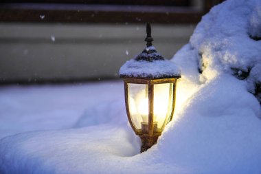 Karda güzel bir kış kompozisyonu. Fenerler Noel ve Yeni Yıl arifesinde karda parlar. Tasarım için arkaplan.