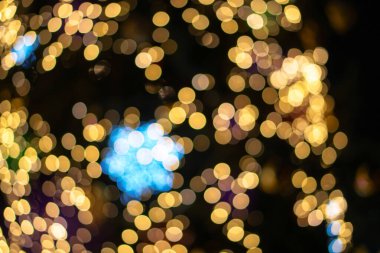 Noel arkaplanı, çelenkler ve bokeh. Çok renkli bir yeni yıl resmi. Tasarım için soyut resim