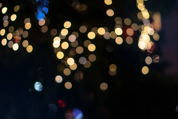 Όμορφο χριστουγεννιάτικο φόντο με γιρλάντες και bokeh. Πρωτοχρονιάτικη πολύχρωμη εικόνα. Αφηρημένη εικόνα φωτογραφίας για σχεδιασμό — Φωτογραφία Αρχείου