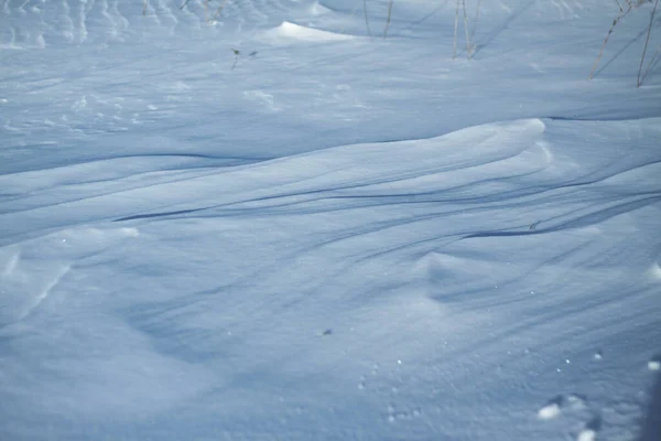 Snövit snö och jorden som skyddas av den. Landsbygd och snöfall. Vintersanddyner och berg av snöflingor. Lagerbakgrund. — Stockfoto