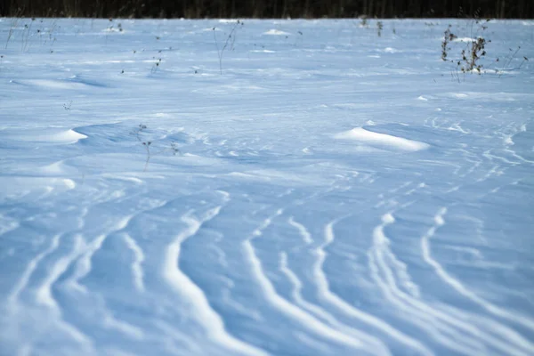 눈처럼 흰 눈 과 땅 이 그 위에 있는 것들 이라. 시골 과 눈이 내리는 곳. 겨울 모래 언덕 과 눈송이 산. 주식 배경. — 스톡 사진