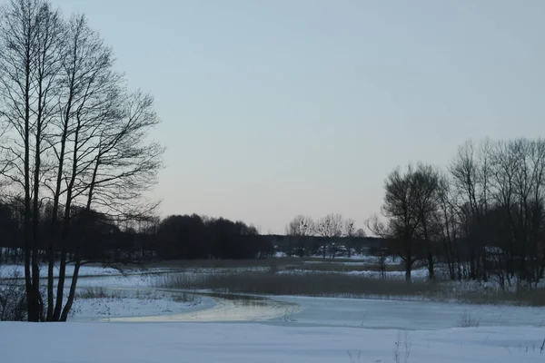 Wunderschöne Winterlandschaft mit einem verschneiten Fluss und See. Weihnachten und Neujahr Thema — Stockfoto