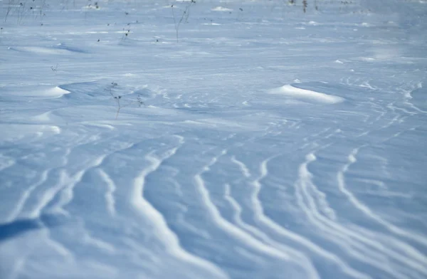 Schneeweißer Schnee und die von ihm geschützte Erde. Landschaft und Schneefall. Winterdünen und Berge von Schneeflocken. Aktienhintergrund. — Stockfoto