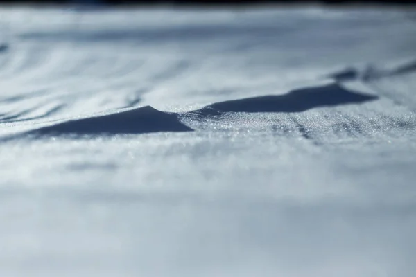 Snövit snö och jorden som skyddas av den. Landsbygd och snöfall. Vintersanddyner och berg av snöflingor. Lagerbakgrund. — Stockfoto