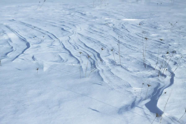 Neve branca e a terra protegida por ela. Campo e nevasca. Dunas de inverno e montanhas de flocos de neve. Fundo das existências . — Fotografia de Stock