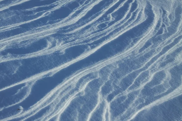 Neve branca e a terra protegida por ela. Campo e nevasca. Dunas de inverno e montanhas de flocos de neve. Fundo das existências . — Fotografia de Stock