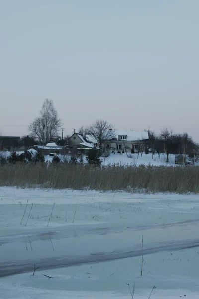 Piękny zimowy krajobraz ze śnieżną rzeką i jeziorem. Boże Narodzenie i Nowy Rok tematu — Zdjęcie stockowe