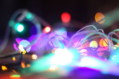 Noel arkaplanı, çelenkler ve bokeh. Çok renkli bir yeni yıl resmi. Tasarım için soyut resim