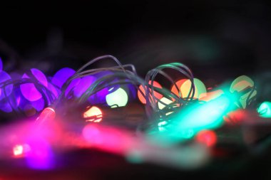 Noel arkaplanı, çelenkler ve bokeh. Çok renkli bir yeni yıl resmi. Tasarım için soyut resim