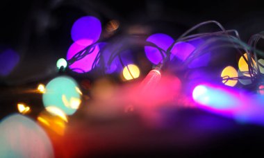 Noel arkaplanı, çelenkler ve bokeh. Çok renkli bir yeni yıl resmi. Tasarım için soyut resim