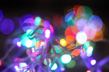 Noel arkaplanı, çelenkler ve bokeh. Çok renkli bir yeni yıl resmi. Tasarım için soyut resim