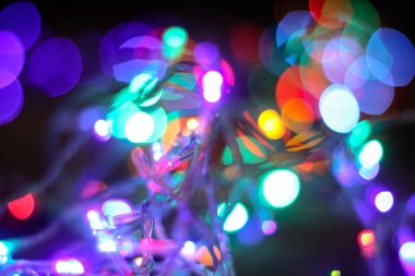 Noel arkaplanı, çelenkler ve bokeh. Çok renkli bir yeni yıl resmi. Tasarım için soyut resim