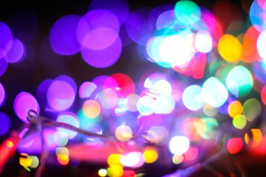 Noel arkaplanı, çelenkler ve bokeh. Çok renkli bir yeni yıl resmi. Tasarım için soyut resim