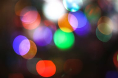 Noel arkaplanı, çelenkler ve bokeh. Çok renkli bir yeni yıl resmi. Tasarım için soyut resim