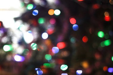 Noel arkaplanı, çelenkler ve bokeh. Çok renkli bir yeni yıl resmi. Tasarım için soyut resim