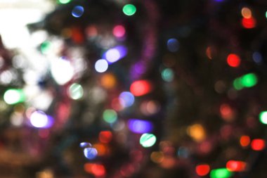 Noel arkaplanı, çelenkler ve bokeh. Çok renkli bir yeni yıl resmi. Tasarım için soyut resim
