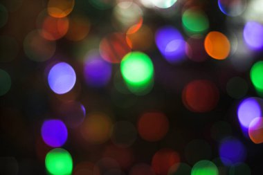 Noel arkaplanı, çelenkler ve bokeh. Çok renkli bir yeni yıl resmi. Tasarım için soyut resim