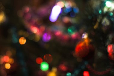 Noel arkaplanı, çelenkler ve bokeh. Çok renkli bir yeni yıl resmi. Tasarım için soyut resim