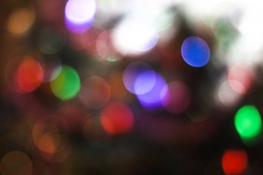 Noel arkaplanı, çelenkler ve bokeh. Çok renkli bir yeni yıl resmi. Tasarım için soyut resim