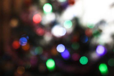 Noel arkaplanı, çelenkler ve bokeh. Çok renkli bir yeni yıl resmi. Tasarım için soyut resim