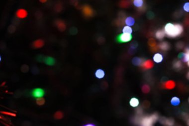Noel arkaplanı, çelenkler ve bokeh. Çok renkli bir yeni yıl resmi. Tasarım için soyut resim